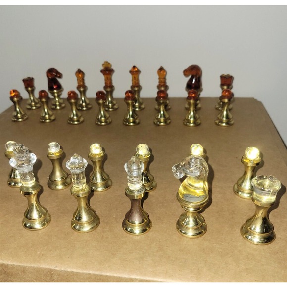 VTG Brass Metal & Amber & Clear Glass Chess Set 32 Pieces Complete, Felt Bottoms - Picture 5 of 16
